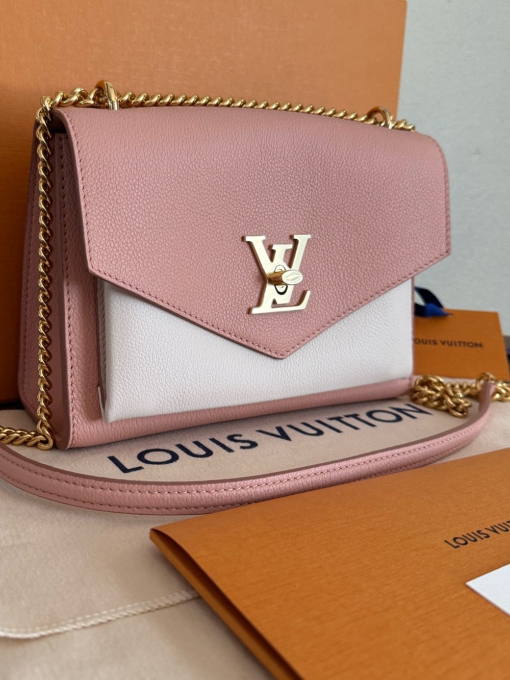 NEW LOUIS VUITTON MyLockMe Calfskin Leather Chain Bag in Cream/Rose Trianon - Picture 3 of 10
